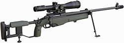 Un rifle de francotirador Sako TRG con bípode.  