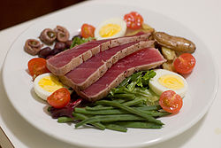 Salată niçoise cu ton prăjit