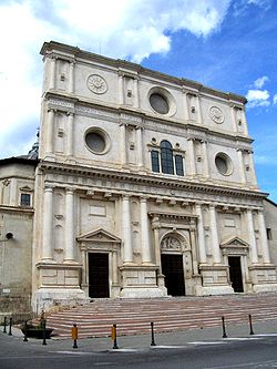 Die Fassade der San-Bernardino-Basilika.