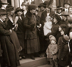 Margaret Sanger und ihre Schwester Ethyl Byrne, auf den Stufen des Gerichtsgebäudes in Brooklyn, New York City, am 8. Januar 1917, während ihres Prozesses zur Eröffnung einer Geburtenkontrollklinik. Beide wurden für schuldig befunden.