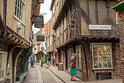 The Shambles er en middelalderlig handelsgade; de fleste af bygningerne er fra 1350-1475.  