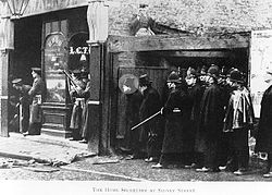 Winston Churchill (destacado) en Sidney Street, 3 de enero de 1911