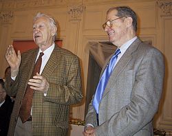 Vassili Smõslov (vasakul) koos Juri Averbachiga 2002. aastal.