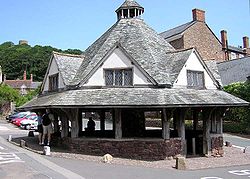 El mercado de hilos de Dunster se construyó en 1609 para el comercio de telas locales  