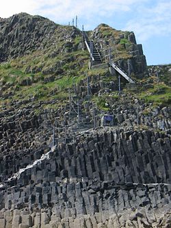 Escaleras a la cima de la isla de Staffa, Escocia