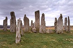 Der Steinkreis in der Mitte der Standing Stones of Callanish ("Callanish I"), Isle of Lewis. Er gilt mit 3 Milliarden Jahren als das älteste Gestein Großbritanniens.