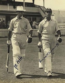 Hobbs a Sutcliff nastupují na pálku za Anglii proti Austrálii, Brisbane 1928.