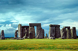 Stonehenge v Angliji je bil zgrajen pred približno 4500-4000 leti. To je bilo v neolitskem obdobju kamene dobe.