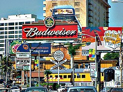 Sunset Strip es famoso por su publicidad de pared a pared  