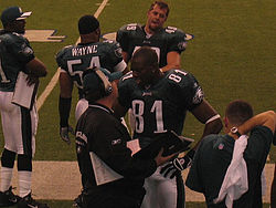 Owens (81) s tímom Eagles sa rozpráva s trénerom.
