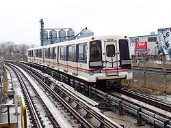 Een Scarborough RT auto die het Lawrence East station verlaat.