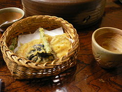 Tempura podávaná v košíku.  
