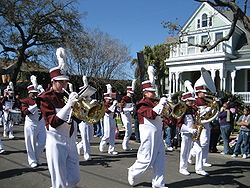 Et gymnasieorkester i karnevalsparaden i New Orleans  