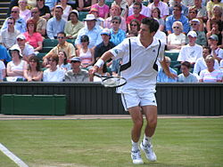 Tim Henman lööb tagakäe volley'ga
