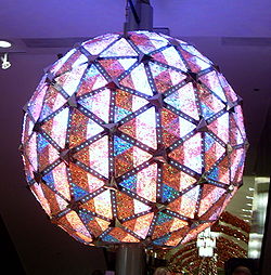 2008 Times Square Balosu, 31 Aralık 2007 tarihinde gerçekleştirildi. Bu topun daha büyük bir versiyonu 2009 yılından beri kullanılmaktadır.