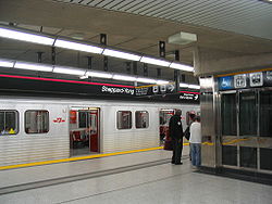 Een trein op station Sheppard-Yonge
