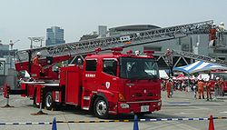 Un camión de bomberos con una escalera giratoria en Tokio.