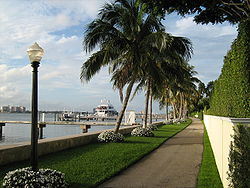 La ruta del lago a lo largo de la laguna de Lake Worth  