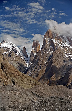 Las Torres del Trango en Pakistán. Sus caras verticales son los acantilados más altos del mundo. Torre del Trango en el centro; Trango Monk en el centro a la izquierda; Trango II en el extremo izquierdo; Gran Trango a la derecha.