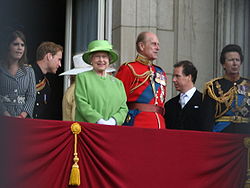Kraljica Elizabeta, vrhovna polkovnica, si ogleda "Trooping of the Colour" leta 2007.