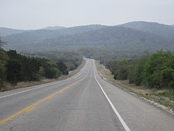 La US 83 a su paso por el Texas Hill Country en el condado de Uvalde, Texas