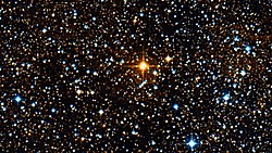 Gęste pole gwiazdowe wokół czerwonej gwiazdy hipergigantycznej UY Scuti. Jest to najjaśniejsza gwiazda na zdjęciu. Wykonane w Obserwatorium Rutherfurd na Uniwersytecie Columbia, Nowy Jork, 2011.