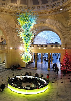 I 2000 blev en 11 meter høj lysekrone i blæst glas af Dale Chihuly installeret som et centralt punkt over besøgsområdet i rotunden ved V&amp;A's hovedindgang.