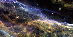 Slovo "závoj" se používá také v přeneseném významu. Toto je teleskopická fotografie mlhoviny Závoj v souhvězdí Cygnus. Jedná se o pozůstatek supernovy.  