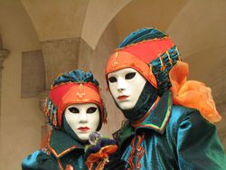 To elegant klædte figurer ved karnevalet i Venedig  