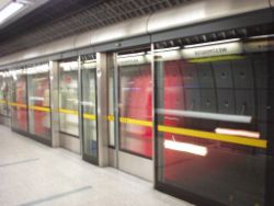 Porte a schermo della piattaforma alla stazione di Westminster.