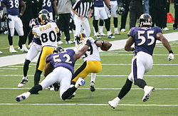 La difesa dei Ravens affolla l'attacco degli Steelers in un percorso del 2006. Visibili per i Ravens sono Ray Lewis (#52) e Suggs (#55).