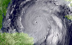 El huracán Wilma se acerca a su máxima intensidad
