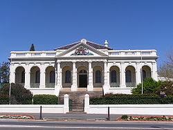 Yass Court House er designet af koloniarkitekten James Barnet. Bygningen blev indviet i 1880