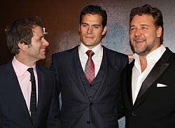 Zack Snyder (vlevo), Henry Cavill (uprostřed) a Russell Crowe (vpravo) na premiéře filmu Muž z oceli, červen 2013.