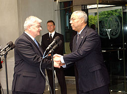 Joschka Fischer s bývalým ministrem zahraničí USA Colinem Powellem.