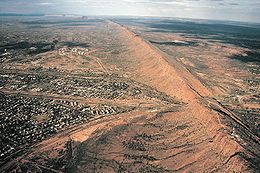 Šiame vaizde matomas kelias ir geležinkelis, einantis per Heavitrio tarpeklį MacDonnell Ranges kalnuose, esančiuose šalia miesto.