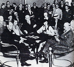 施瓦布杯的比赛，1933年。桌前，从左起。Ely Culbertson, Lady Doris Rhodes, 裁判 GGJ Walshe上校, Josephine Culbertson, 'Pops' Beasley