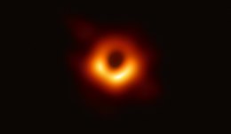 Supermasivna črna luknja v jedru supervelike eliptične galaksije Messier 87 v ozvezdju Device. Črna luknja je bila prva, ki smo jo neposredno posneli (Event Horizon Telescope, objavljeno 10. aprila 2019).