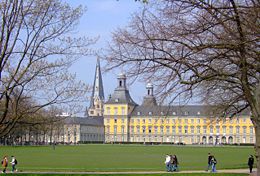 Hofgarten (Dvaro sodas) su Kurfiurstų pilimi (Kurfürstliches Schloss), kuri yra pagrindinis Bonos universiteto pastatas. Fone matyti Bonos Minsterio bažnyčios bokštas.