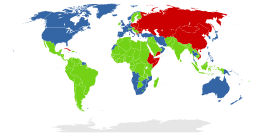 Los tres mundos tal y como se separaron en la época de la Guerra Fría, cada uno con sus respectivos aliados en el periodo comprendido entre el 30 de abril de 1975 (la toma de Saigón) y el 23 de agosto de 1975 (la toma del poder por los comunistas en Laos). Los colores no representan el desarrollo económico actual.      Primer Mundo: Estados Unidos y sus aliados.      Segundo Mundo: la Unión Soviética, China y sus aliados.      Tercer Mundo: países neutrales y no alineados.  