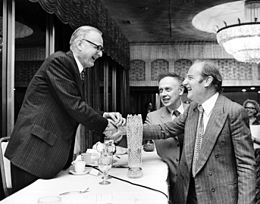 James D. Watson y Francis Crick (derecha), con Maclyn McCarty (izquierda)  