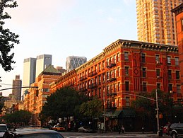 Skats no Hell's Kitchen centra, no 48. ielas uz Devīto avēniju, skatoties uz ziemeļaustrumiem uz Time Warner Center un Hearst Tower.