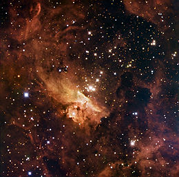 开放式星团Pismis 24位于星云NGC 6357中。它有一些已知的最大的恒星。Pismis 24-1的质量几乎是太阳的300倍。它是一个由至少三颗恒星组成的多重系统。 云层所呈现的奇怪形状是这些巨大的、热的恒星所发出的 巨大辐射的结果。 这张图片结合了智利ESO拉西拉天文台的1.5米丹麦望远镜在可见光下的三种不同滤镜的图像数据。