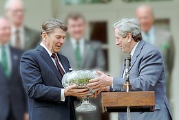 FitzGerald (dreapta) și președintele american Ronald Reagan (stânga) în 1986  