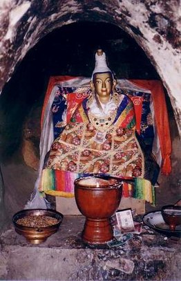 En statue af Songtsen Gampo i hans traditionelle meditationshule i Yerpa