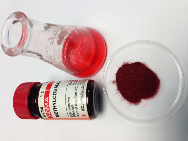 Methylcobalamin (ditampilkan) adalah bentuk vitamin B12 . Kristal merah gelap membentuk larutan transparan berwarna ceri dalam air.
