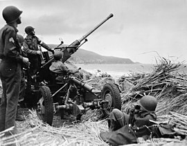 Soldados estadounidenses con un cañón antiaéreo en Argelia en 1943