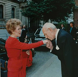 Denis Thatcher, Margaret Thatchers mand, kysser hånden på Nancy Reagan, den amerikanske præsidents kone, i 1988