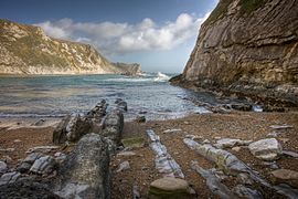多塞特海岸(侏罗纪海岸)的"战争之湾"(Man o' War Bay)。这里的地层几乎是垂直的,这是古代造山作用的结果。