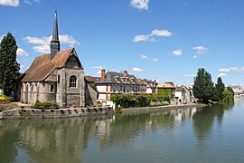 The Saint-Maurice church and the Yonne river.